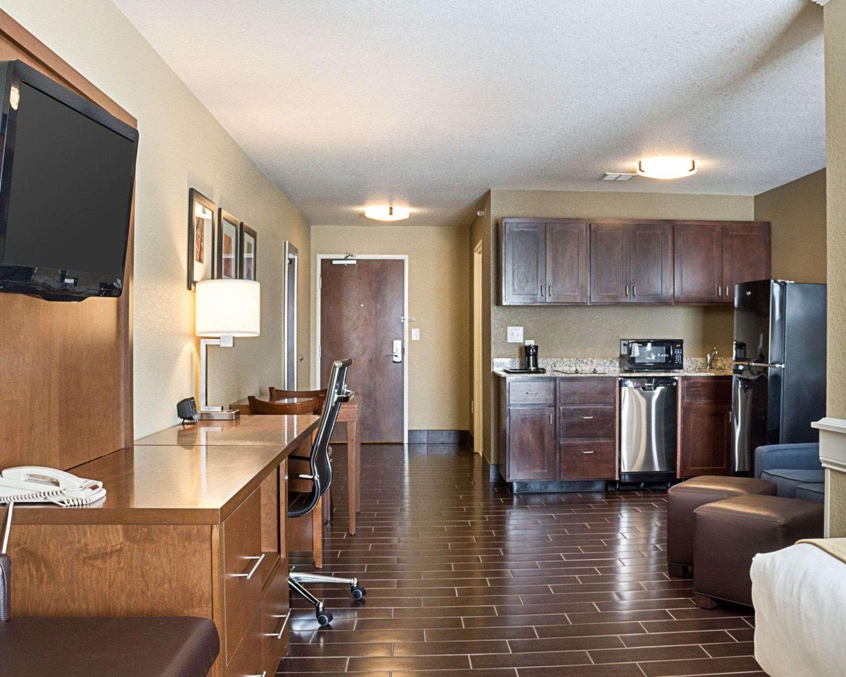Comfort Suites Minot Exterior foto