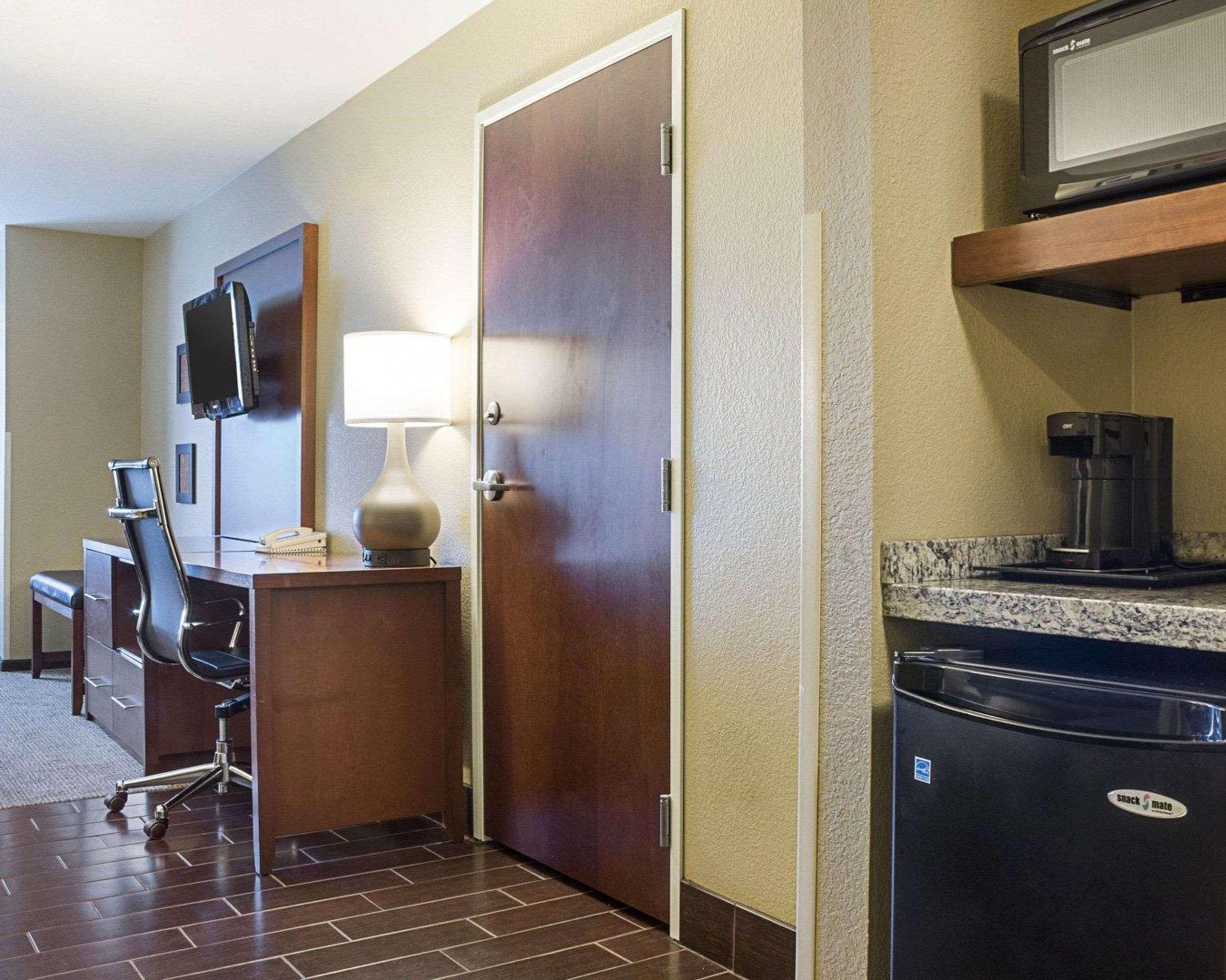 Comfort Suites Minot Exterior foto