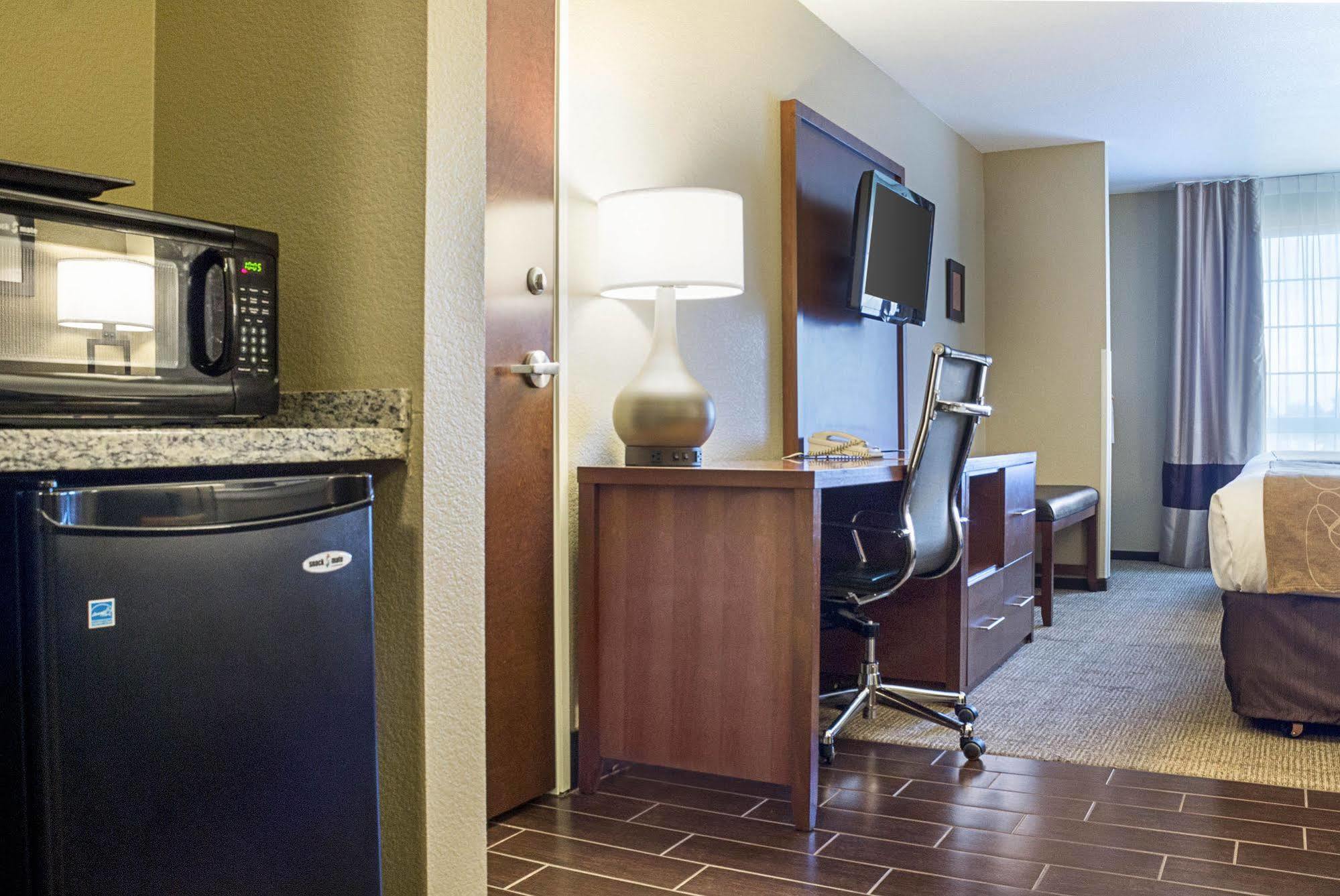 Comfort Suites Minot Exterior foto
